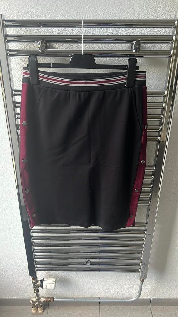 Zwarte tricot rok van het merk Yest. Maat 40, Kleding | Dames, Rokken, Maat 38/40 (M), Zwart, Ophalen of Verzenden, Zo goed als nieuw