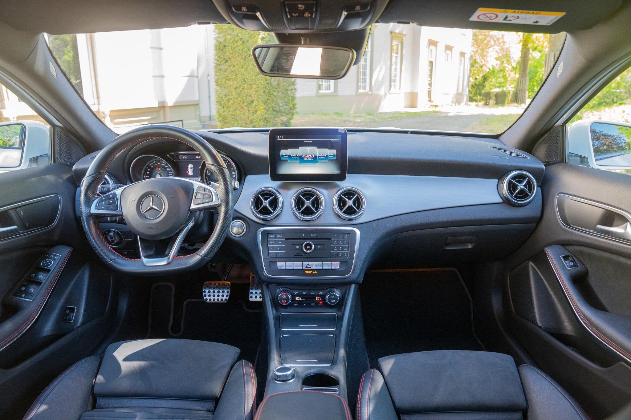 Mercedes-Benz GLA-klasse 180 Business Solution AMG TREKHAAK, Auto's, Gebruikt, 4 cilinders, 715 kg, 1335 kg