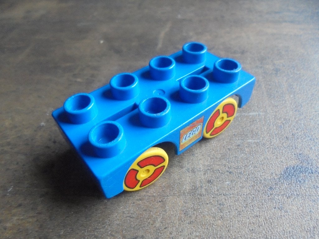 Lego Duplo Car Base 2x4 with Yellow Wheels (zie foto's), Ophalen of Verzenden, Gebruikt, Losse stenen, Duplo