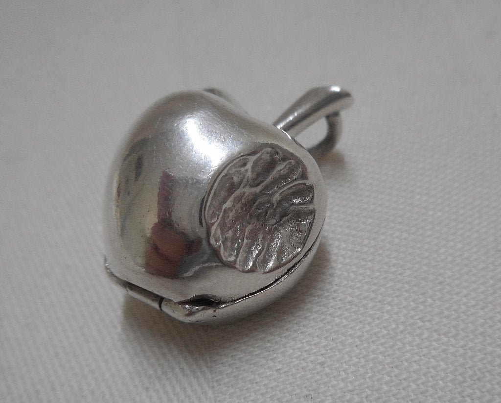 Zilveren vintage hanger appel kan open met tekst nr.1135, Overige voorstellingen, Verzenden, Zo goed als nieuw, Zilver