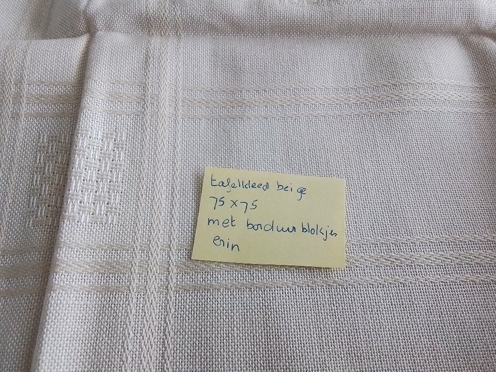 Tafelkleed beige 75 x 75, met borduurblokjes, Ophalen of Verzenden, Zo goed als nieuw, Handborduren, Onderdeel of Toebehoren