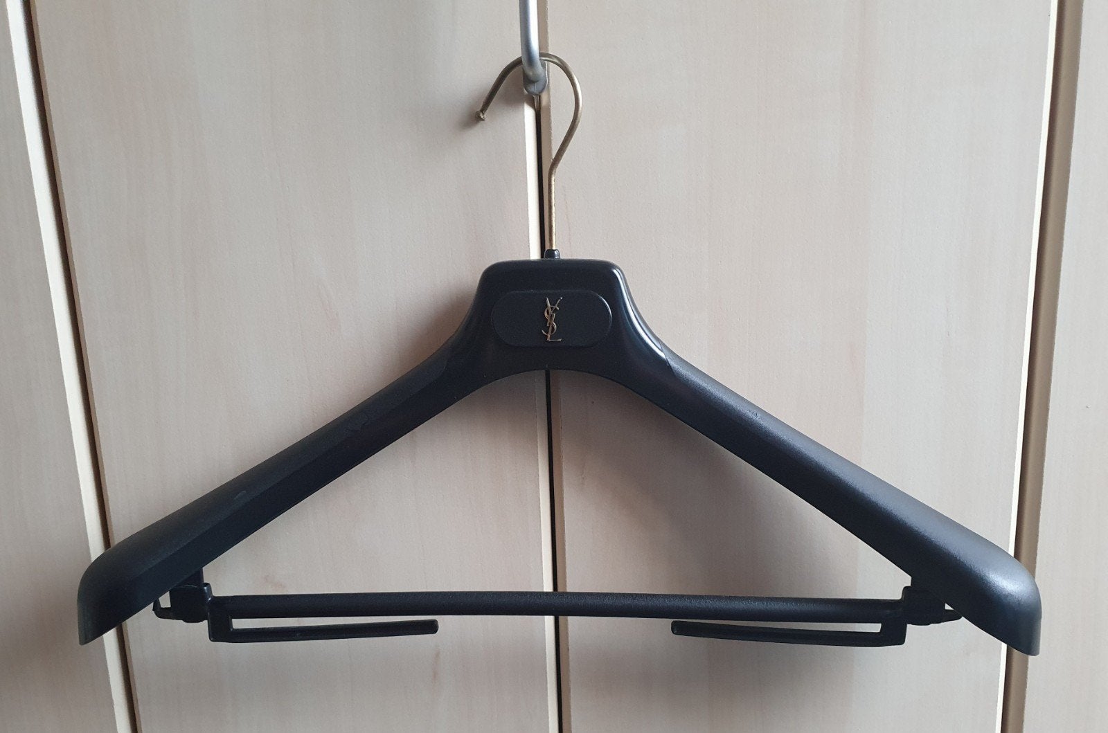 Yves Saint Laurent kledinghanger, knaapje van plastic, Verzenden, Gebruikt, Kunststof, Volwassenen