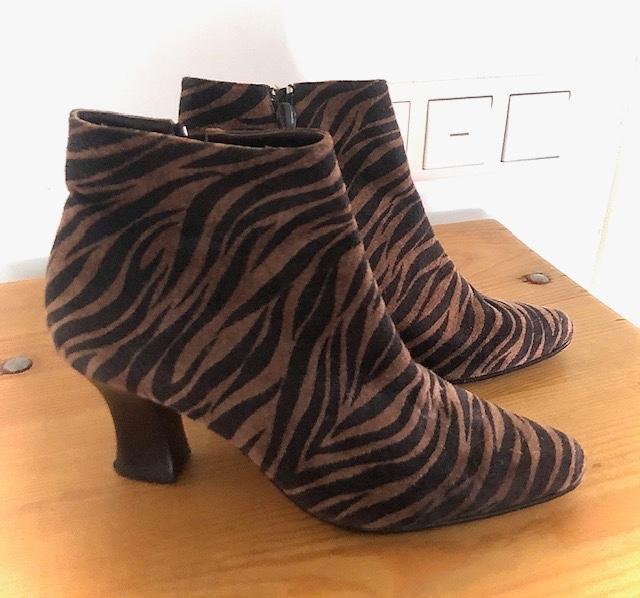 Valmy Moda enkellaarsjes zebraprint maat 36.5, Overige kleuren, Lage of Enkellaarzen, Ophalen of Verzenden, Zo goed als nieuw