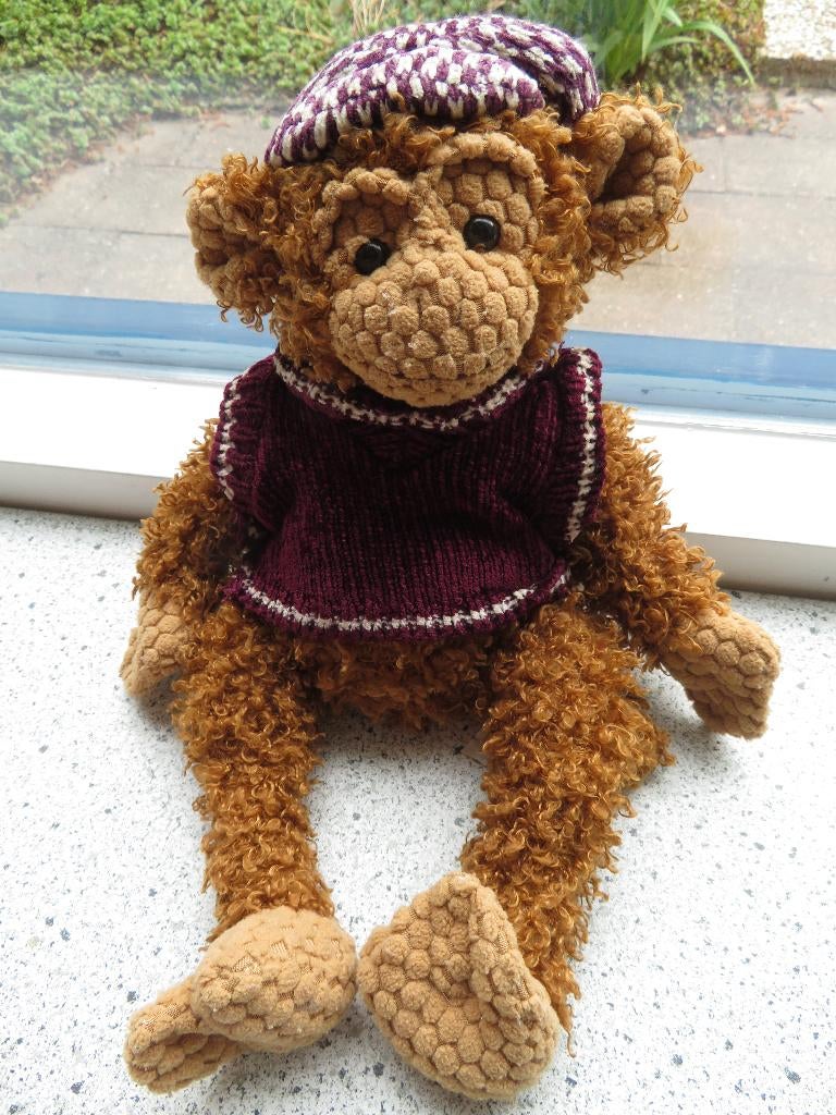 Schattige aap met bordeauxrode pet en spencer merk Toys, Wasbaar, Ophalen of Verzenden, Zo goed als nieuw, Middelgroot (20 tot 80 cm)
