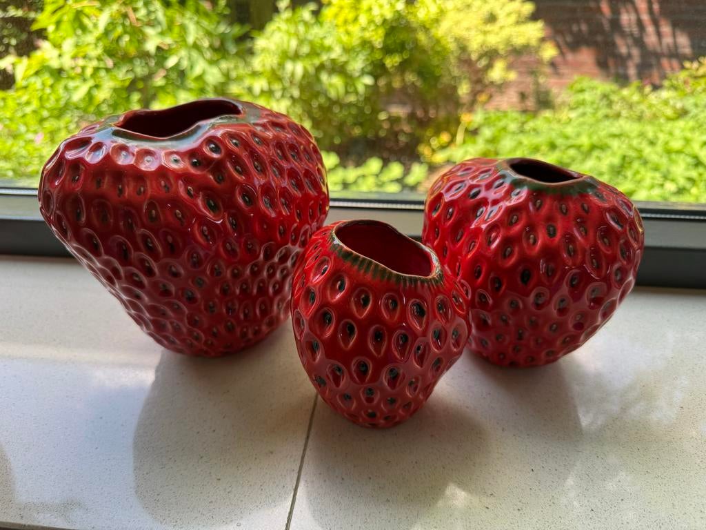 Set van 3 aardbeien vazen - Keramiek, Ophalen of Verzenden, Zo goed als nieuw, Aardewerk of Porselein, Minder dan 50 cm
