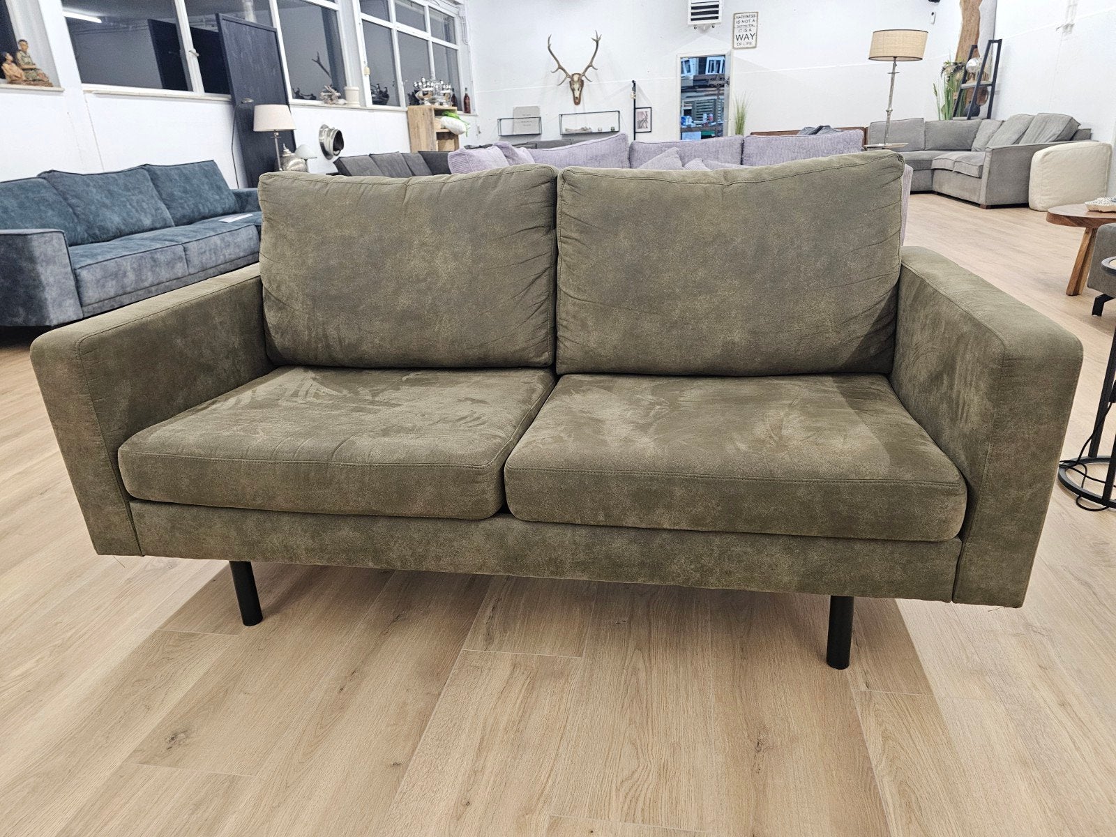 Olijf kleurig 2zitsbank met hocker, Ophalen, Home Friesland, Info@homefriesland.nl, Kelvinstraat 6 8912BA