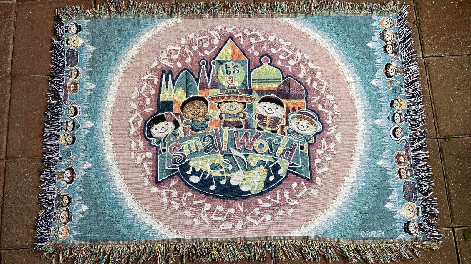 Woondeken, plaid, wandkleed, It’s a small world Disney, Woondeken, Met franjes/kwastjes, Ophalen of Verzenden, Zo goed als nieuw