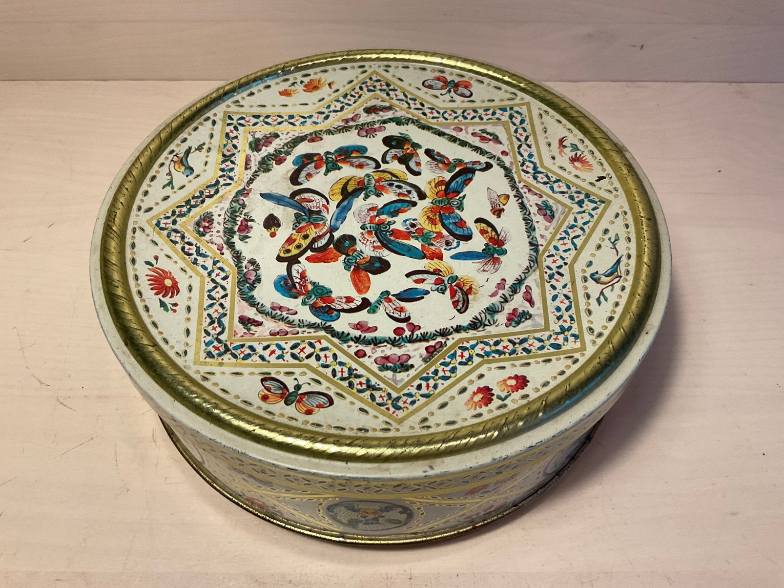 Vintage koekblik met vlinders doorsnee 20 cm, Verzamelen, Ophalen of Verzenden, Gebruikt, Koek(jes), Overige merken