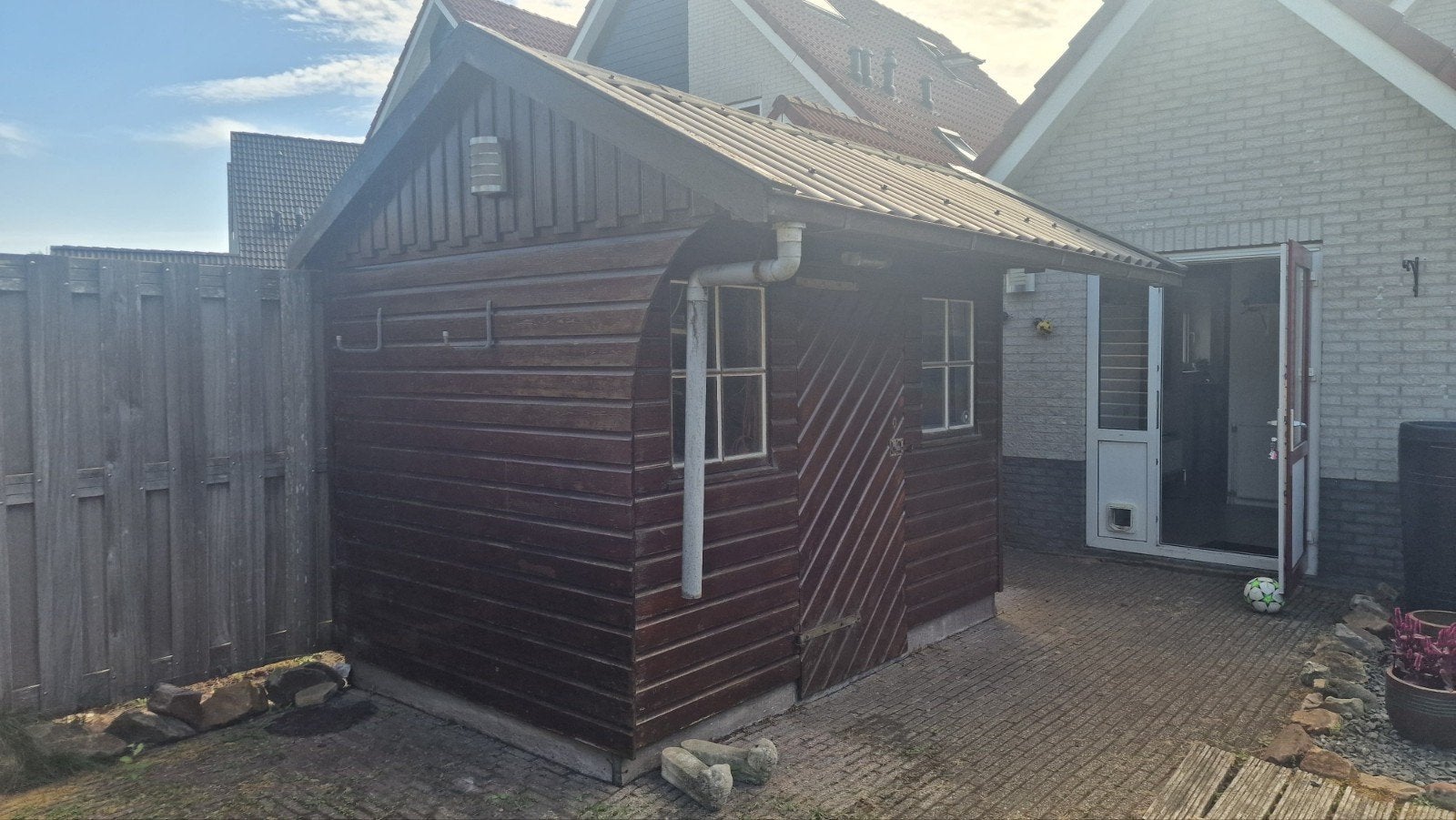 Ophalen vanaf september: houten hokje met overkapping, Tuin en Terras, Tuinhuizen, Ophalen, 250 tot 500 cm, Schuur, 2 ramen