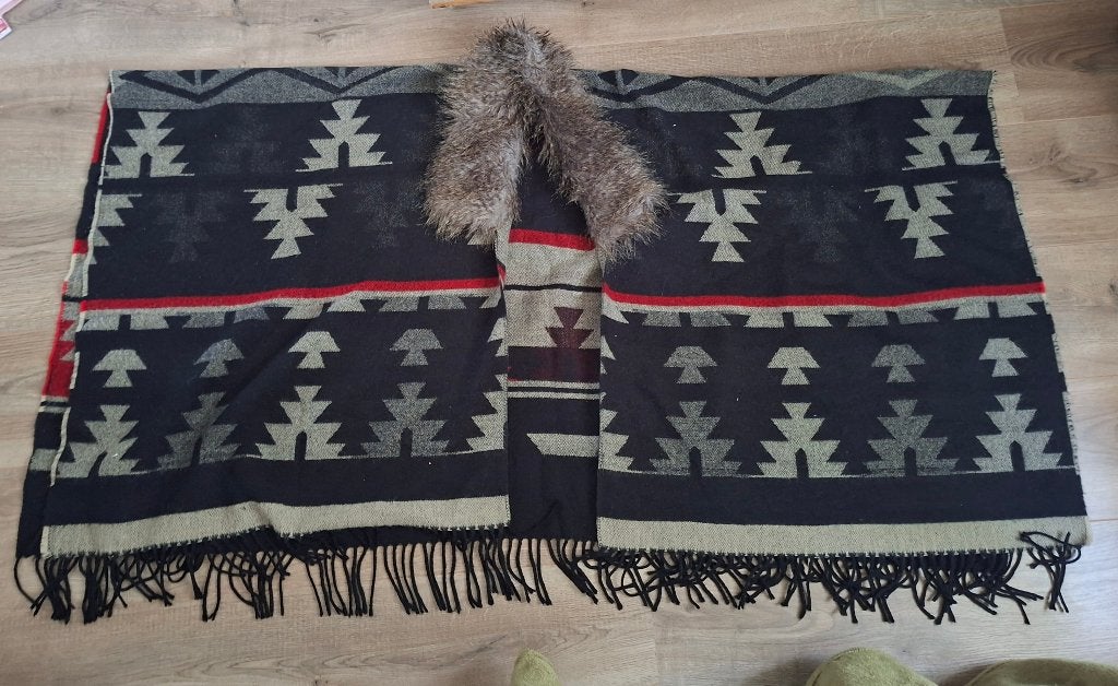 River Island poncho ( zwart,grijs,rood) met nepbont kraag, Maat 42/44 (L), Ophalen of Verzenden, Gedragen, River Island