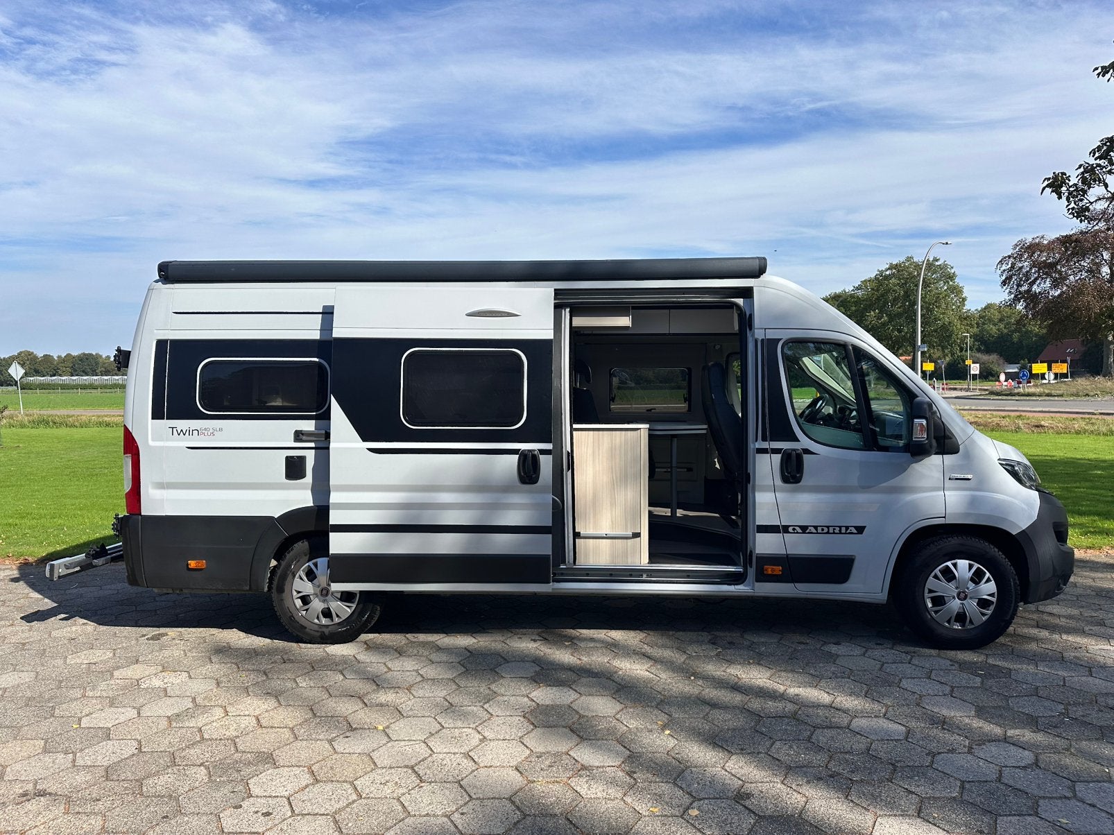 Adria Twin PLUS 640 SLB 2.2 140pk Lengte bedden (BTW camper), Buscamper of Camperbus, ABS, Ringverwarming, Tot en met 2