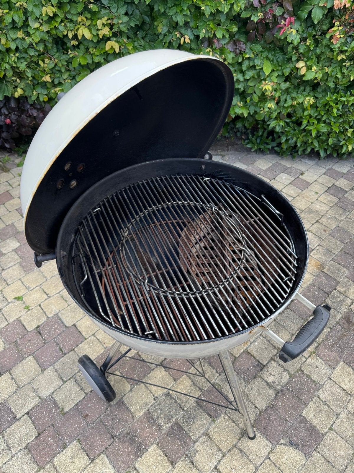 Gebruikte Weber Barbecue met deksel en wielen, Tuin en Terras, Houtskoolbarbecues, Ophalen, Gebruikt