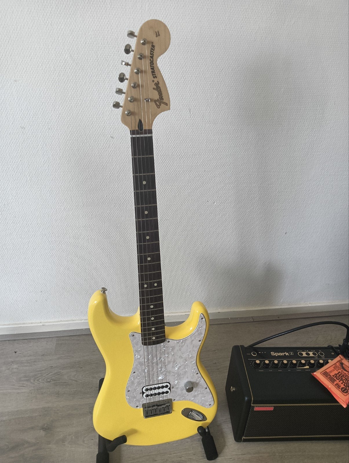 Fender Tom Delonge Stratocaster Graffiti Yellow - Topstaat, Ophalen of Verzenden, Zo goed als nieuw, Solid body, Fender