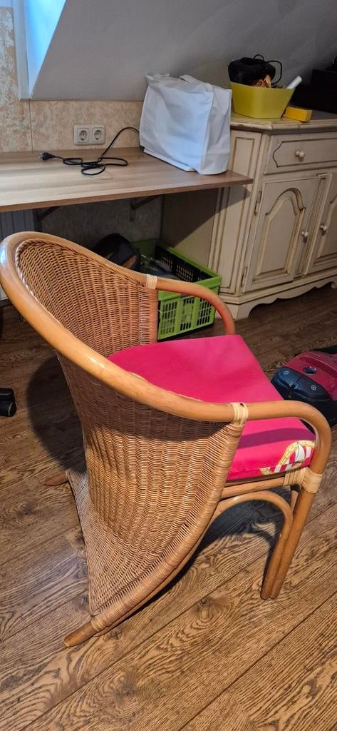 Rieten stoel met rood kussen, Ophalen