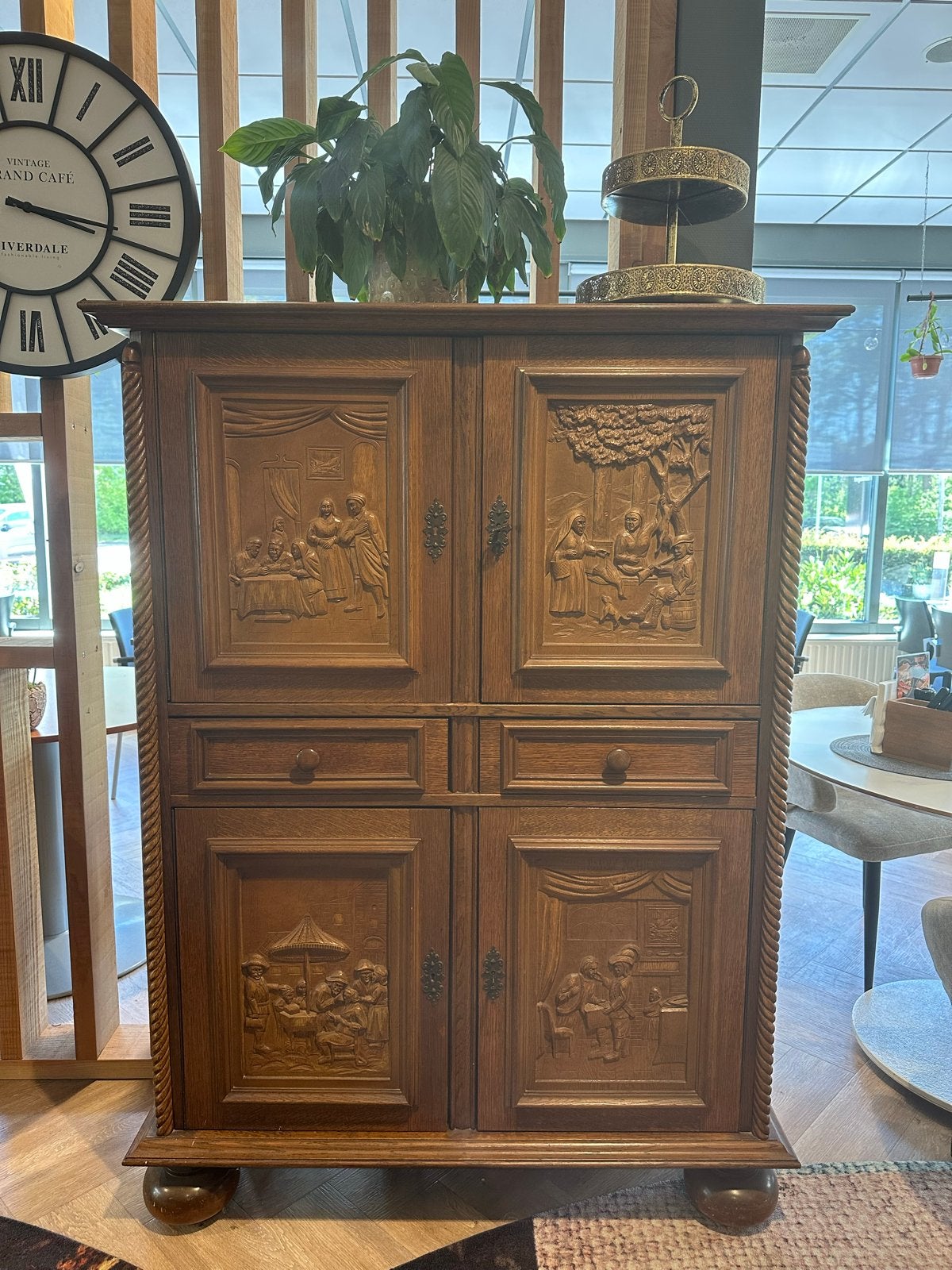 Antiek Dressoir / Kast met Gedetailleerd Houtsnijwerk, Ophalen