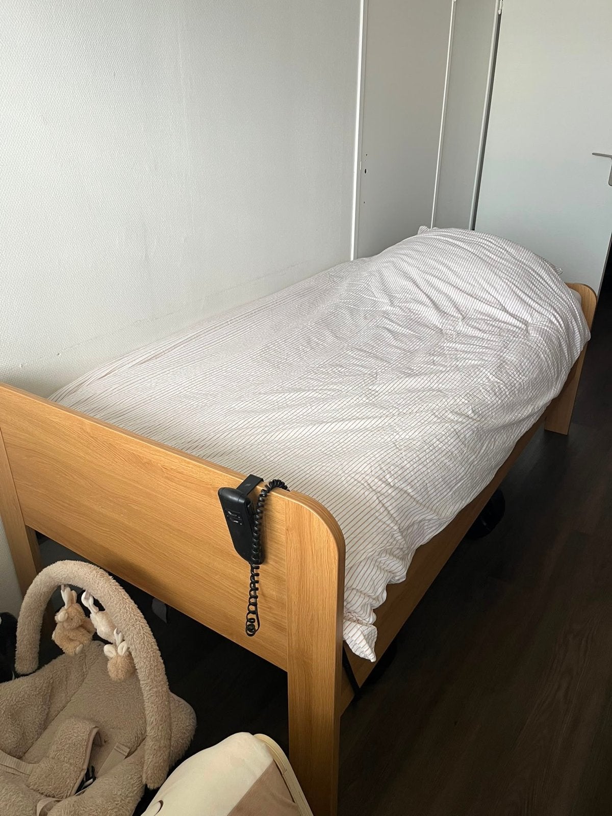 Eenpersoonsbed met elektrische lattenbodem (seniorenbed), Huis en Inrichting, Ophalen, 90 cm, Eenpersoons, Bruin