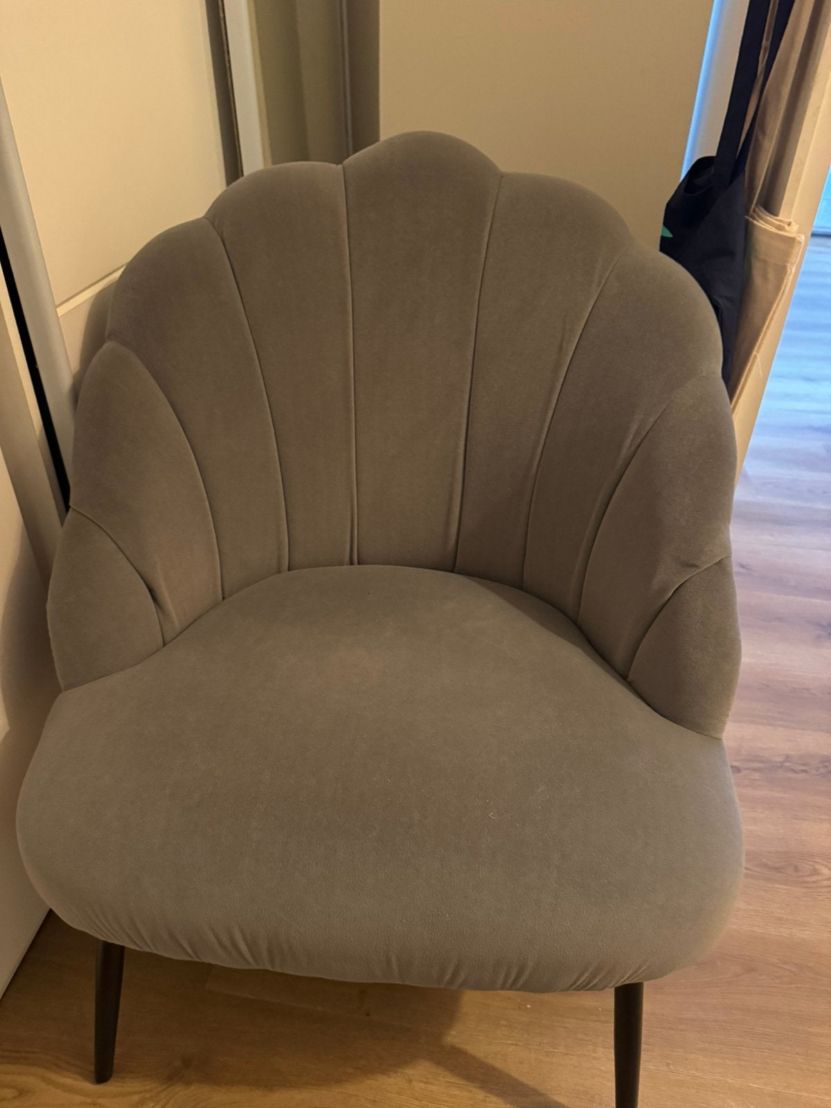 Grijze schelp stoel velours, Ophalen, Zo goed als nieuw, 50 tot 75 cm