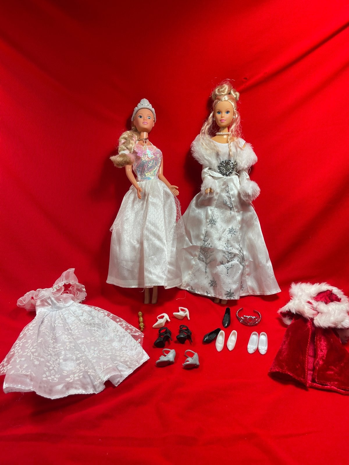 Sneeuwkoningin Barbie poppen met extra kleding en accessoire, Ophalen of Verzenden, Zo goed als nieuw, Barbie