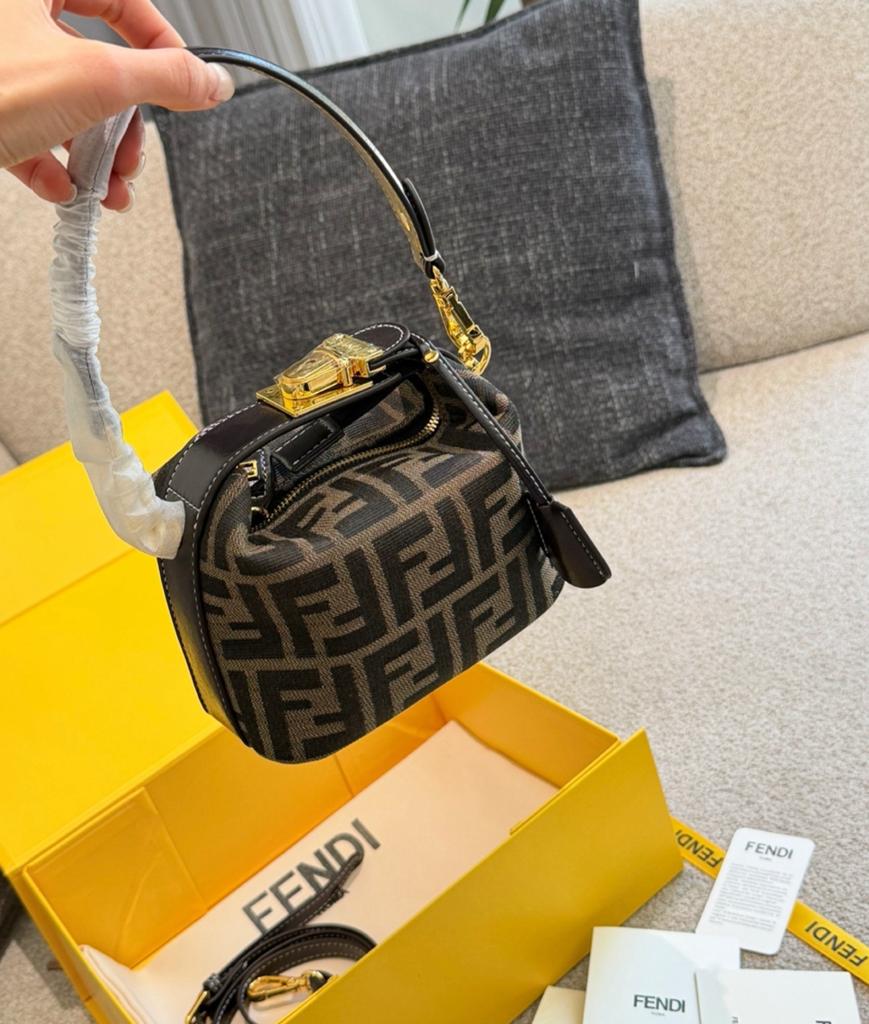 Fendi bag, Sieraden, Tassen en Uiterlijk, Tassen | Damestassen, Ophalen of Verzenden, Zo goed als nieuw, Bruin, Schoudertasje