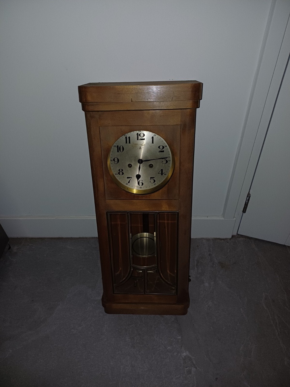 Antieke houten hang klok met slinger, Ophalen