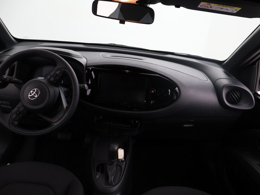 Toyota Aygo X Hybrid 115 play | LEVERBAAR VANAF AUGUSTUS |, Auto's, Toyota, 12 maanden, Stof, Zwart, 4 stoelen