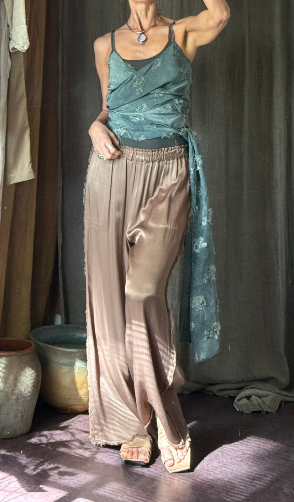 Mooie lange  zwaarvallende broek Raquel Allegra vib taupe 38, Kleding | Dames, Maat 38/40 (M), Overige typen, Bruin, Ophalen of Verzenden