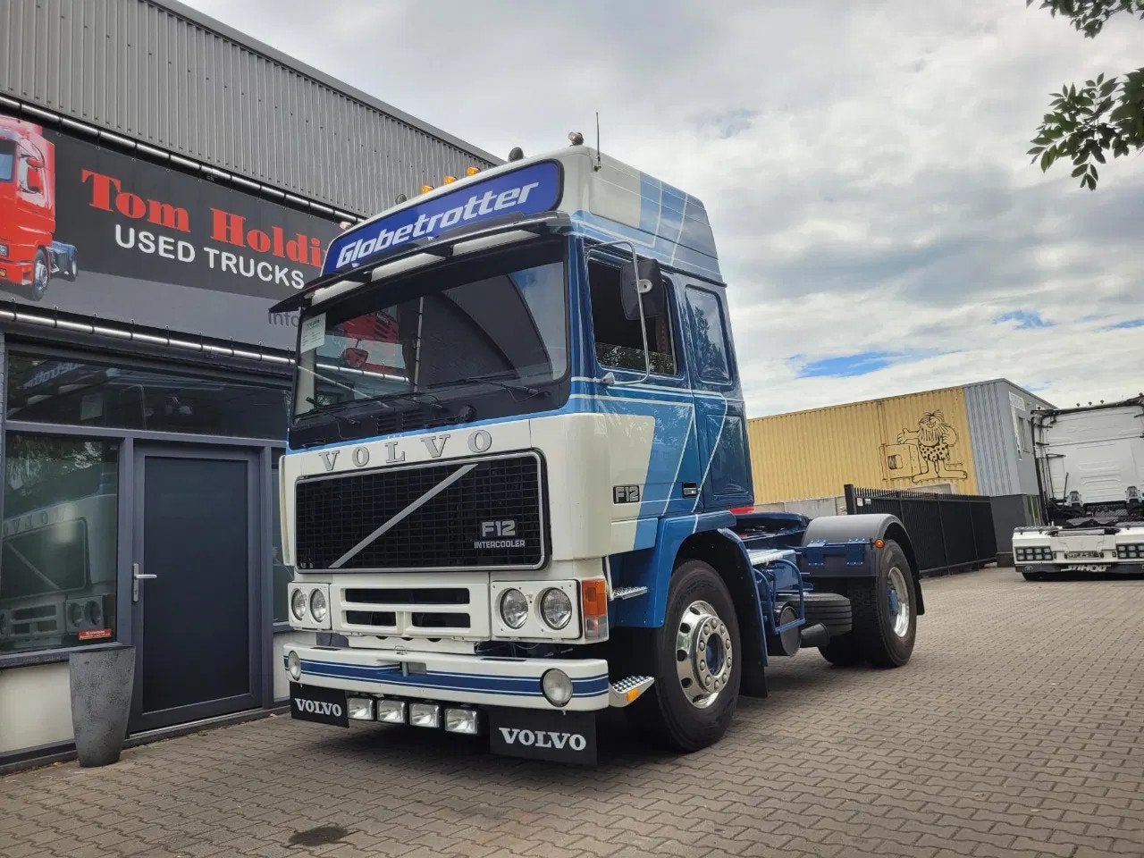 Volvo F 12 4X2 Globetrotter original low km original france, Achterwielaandrijving, 385 pk, Blauw, Diesel