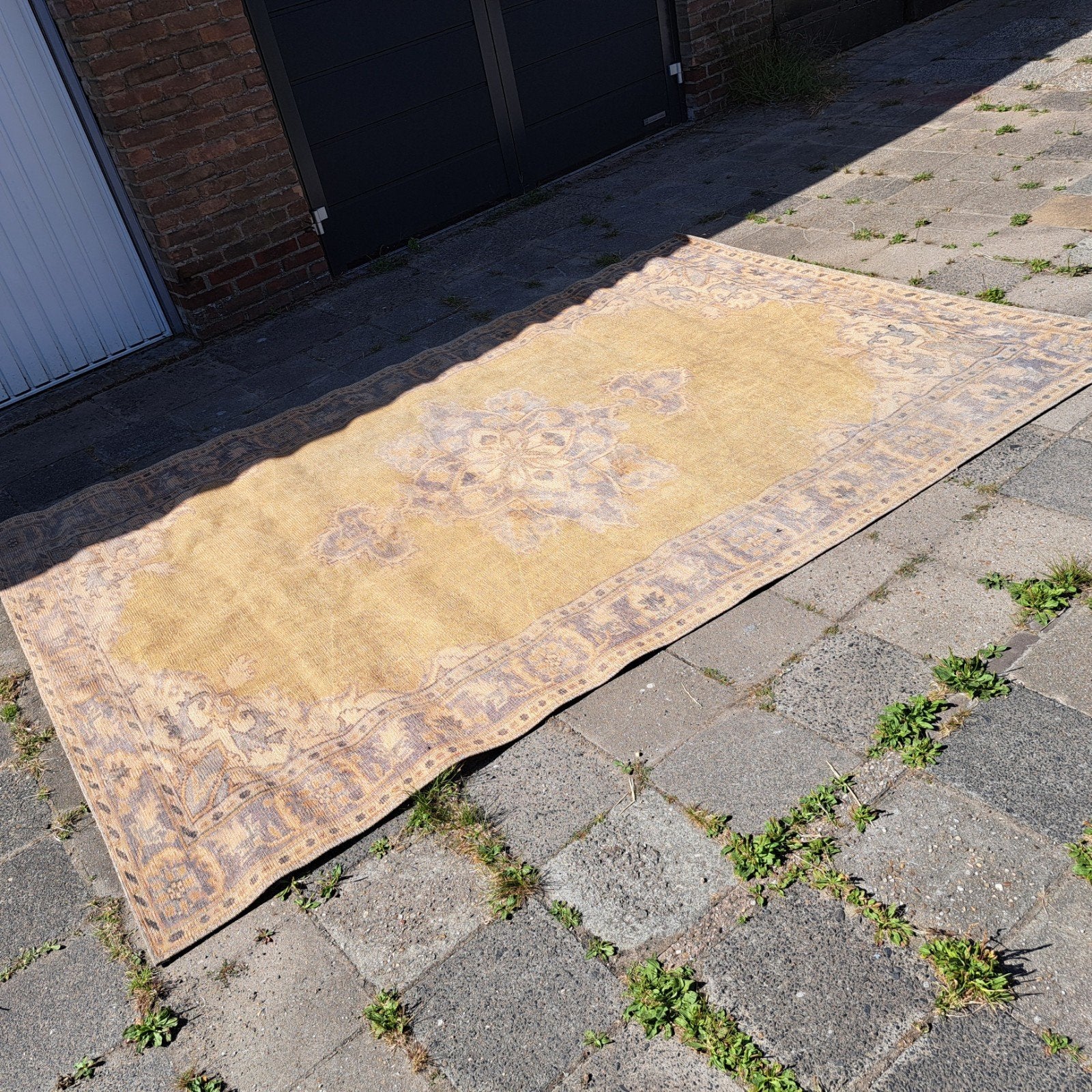 by boo karpet nieuw!, Huis en Inrichting, Ophalen, Nieuw, Geel, Tapijt