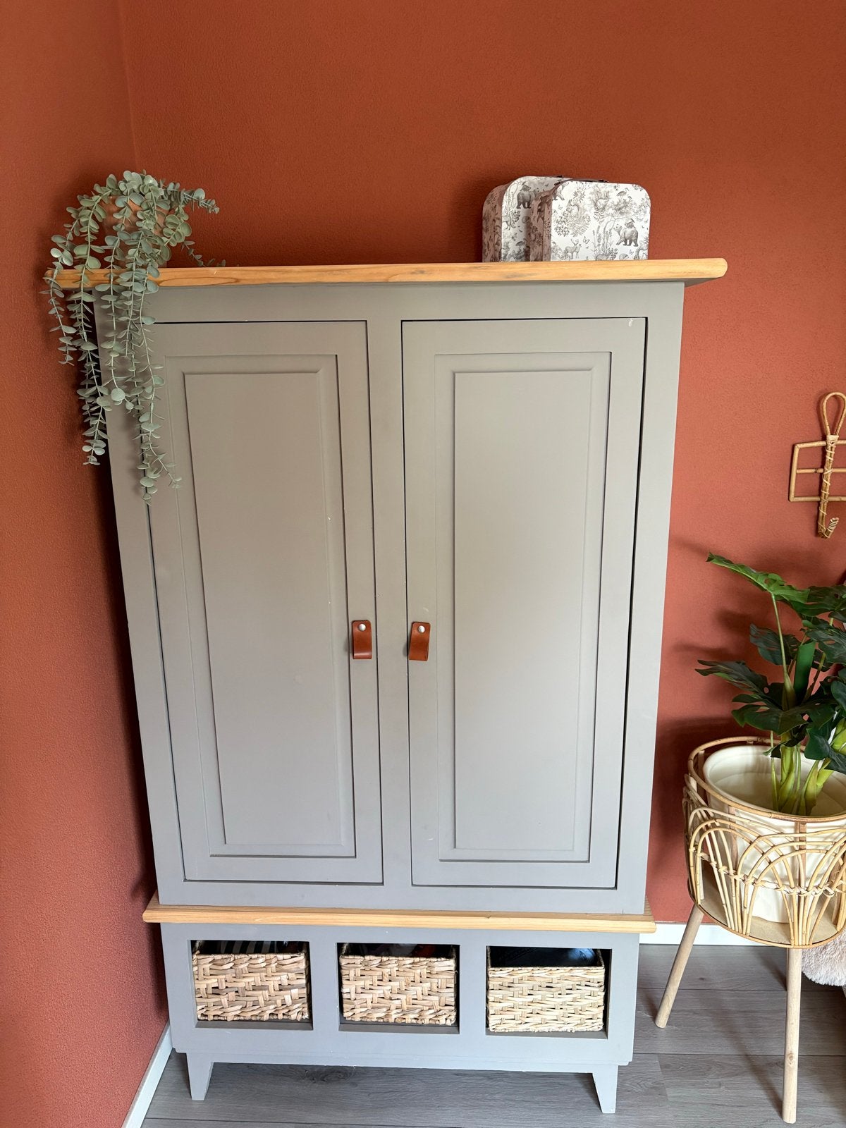 Baby- of kinder commode en kast - Grijs met Houten Details, Huis en Inrichting, Ophalen, Gebruikt, 100 tot 150 cm, 150 tot 200 cm