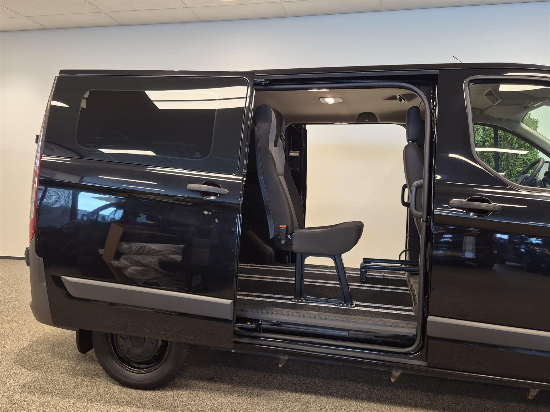Ford Transit Custom L1H1 Rolstoelbus, 12 maanden, Stof, Zwart, 4 cilinders