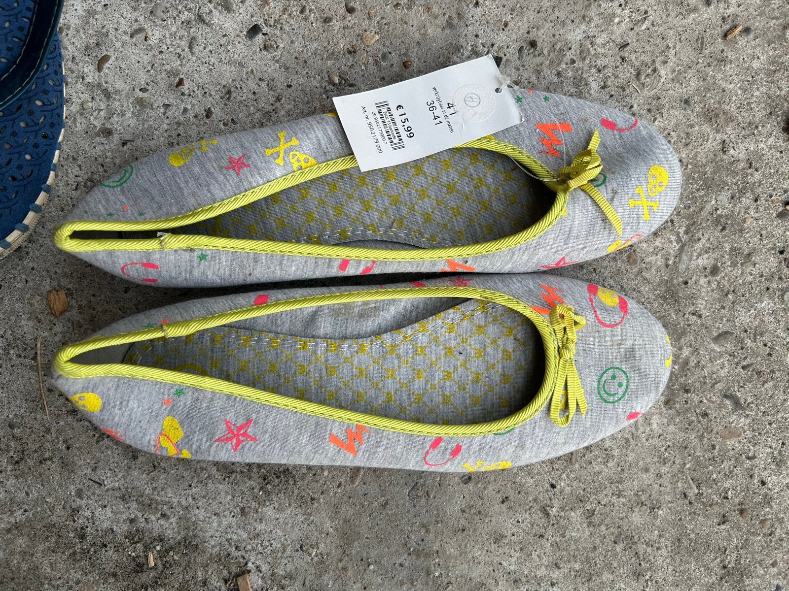 Nieuwe grijze pantoffels met vrolijke print, maat 41, Ophalen of Verzenden, Nieuw, Grijs, Pantoffels of Sloffen