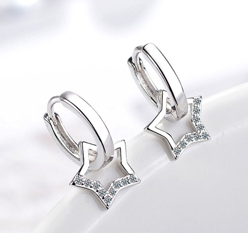 Mooie 925 sterling zilveren creolen met sterren en zirkonen, Nieuw, Ophalen of Verzenden, Met edelsteen, Knopjes of Stekers