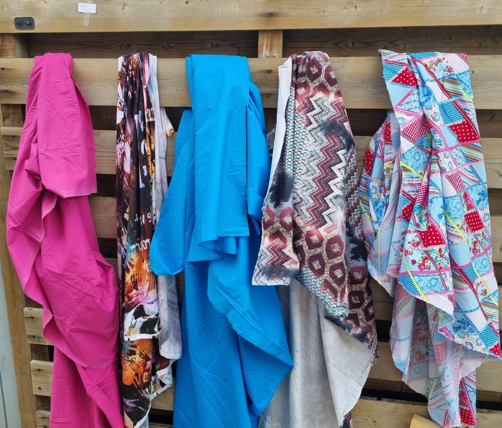 Te koop: 5 leuke grote lappen stof, Kleding | Dames, Overige Dameskleding, Ophalen, Nieuw