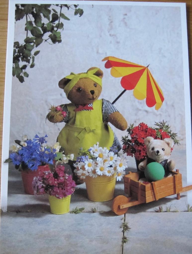 Teddybeer met parasol bij bloemen - nieuwe ansichtkaart, Verzenden, 1980 tot heden, Ongelopen, Overige thema's