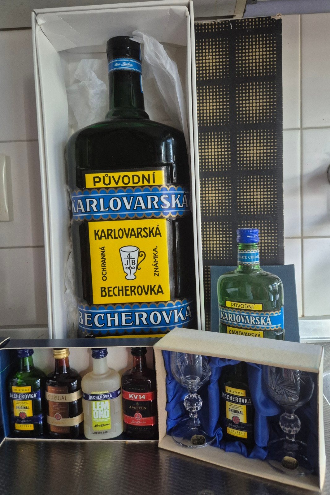 Becherovka likeur set met glazen en miniaturen, Ophalen of Verzenden, Nieuw, Vol