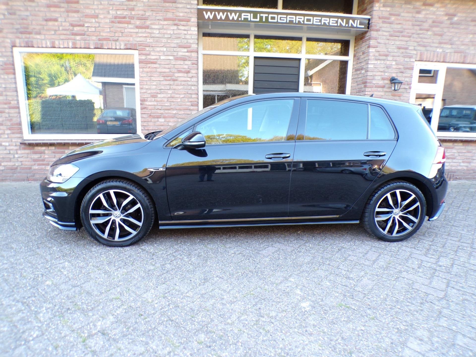 Volkswagen Golf 1.0 TSI Comfortline R-Line Automaat / Navi, Stof, Gebruikt, 620 kg, Zwart