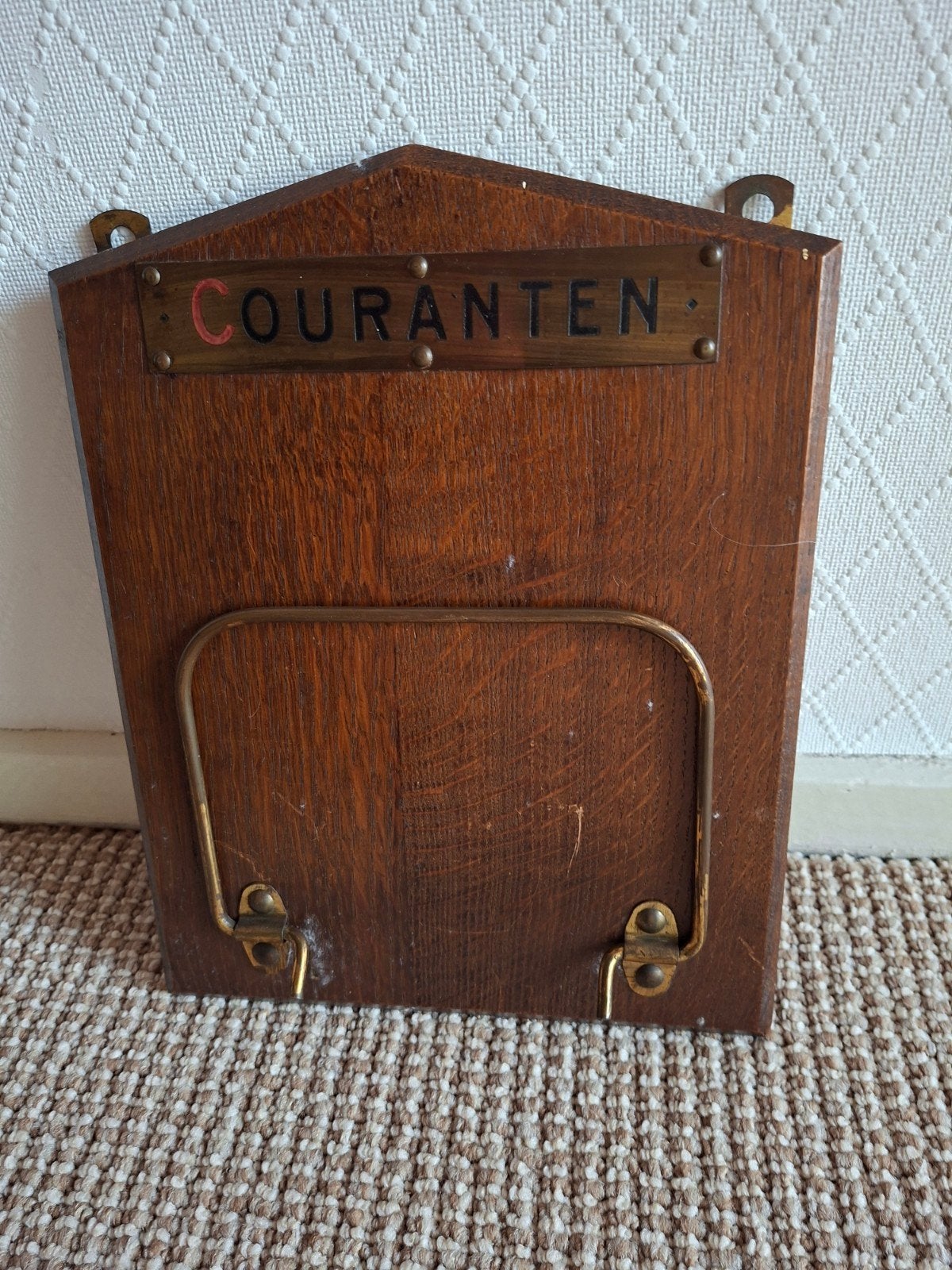 Vintage houten krantenbak met messing details, Huis en Inrichting, Woonaccessoires | Krantenbakken en Lectuurbakken, Gebruikt