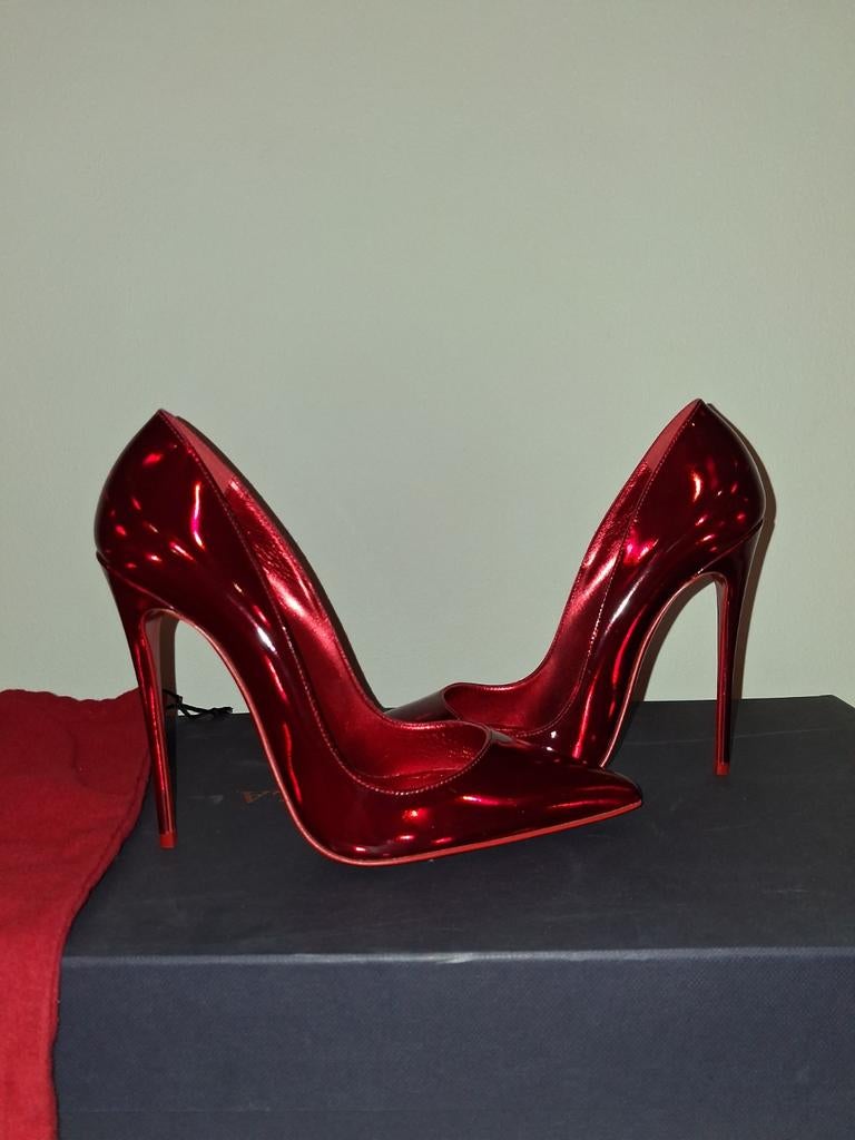 Christian Louboutin Rode metaalic Pumps Origineel maat 40, Kleding | Dames, Schoenen, Zo goed als nieuw, Pumps, Rood, Ophalen of Verzenden