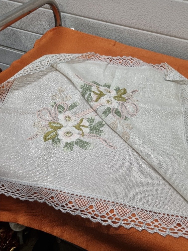 tafelkleed geborduurt met bloemen vintage, Ophalen of Verzenden, 'T Olde Gre-j, Info@toldegrej.nl, Endepoelstraat 20f Didam