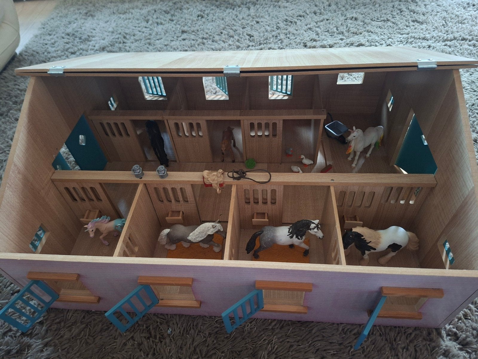 Grote houten paardenstal met Schleich paarden, Ophalen, Zo goed als nieuw, Jongen of Meisje