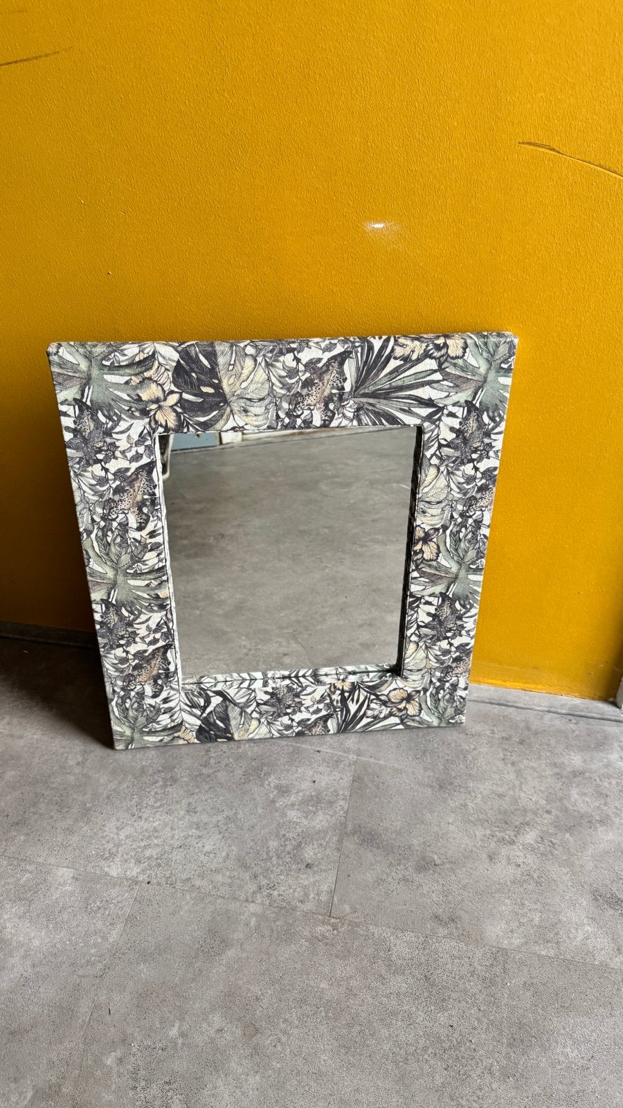 Spiegel met tropisch bladmotief - 44x39 cm, Minder dan 50 cm, Gebruikt, Ophalen of Verzenden, Minder dan 100 cm