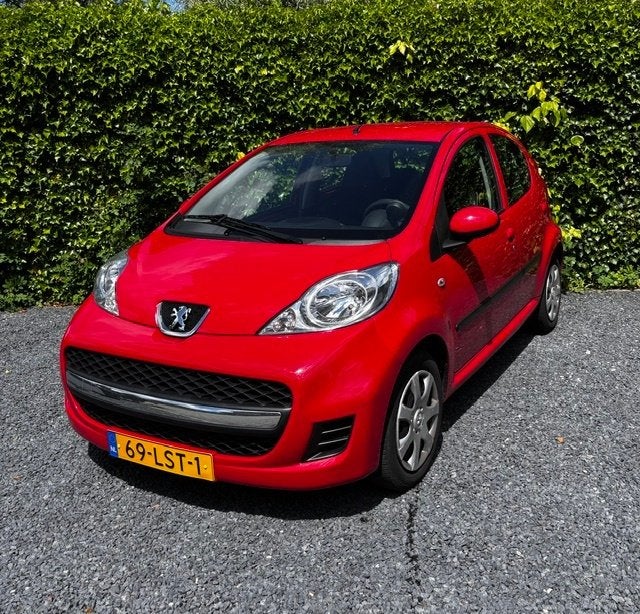 Peugeot 107 1.0 12V 5DR 2010 Rood met airco en elektr. ramen, Auto's, Peugeot, Voorwielaandrijving, Stof, Zwart, 4 stoelen