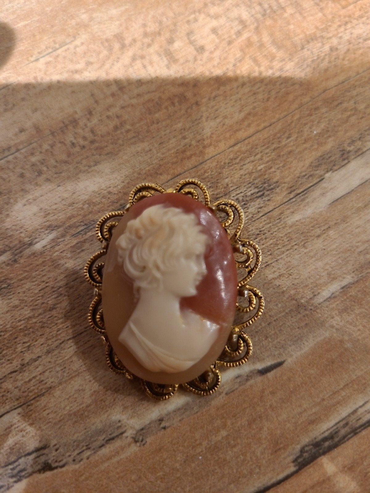 Mooie vergulde Camee broche, Ophalen of Verzenden, Gebruikt, 4 tot 7 cm, Goud