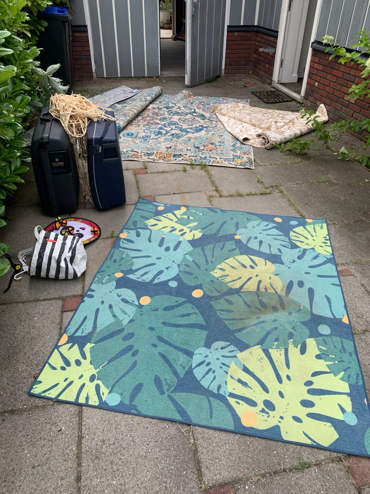 Gratis af te halen: Tapijten, koffers speelgoed, Huis en Inrichting, Stoffering | Tapijten en Kleden, Ophalen, Gebruikt, Blauw