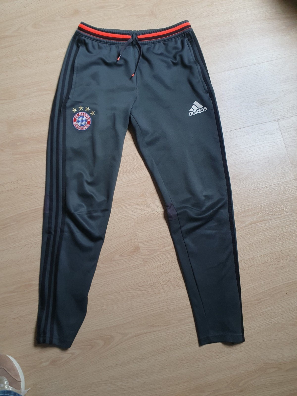 Adidas Bayern München trainingsbroek maat S, Overige jeansmaten, Ophalen of Verzenden, Adidas, Grijs