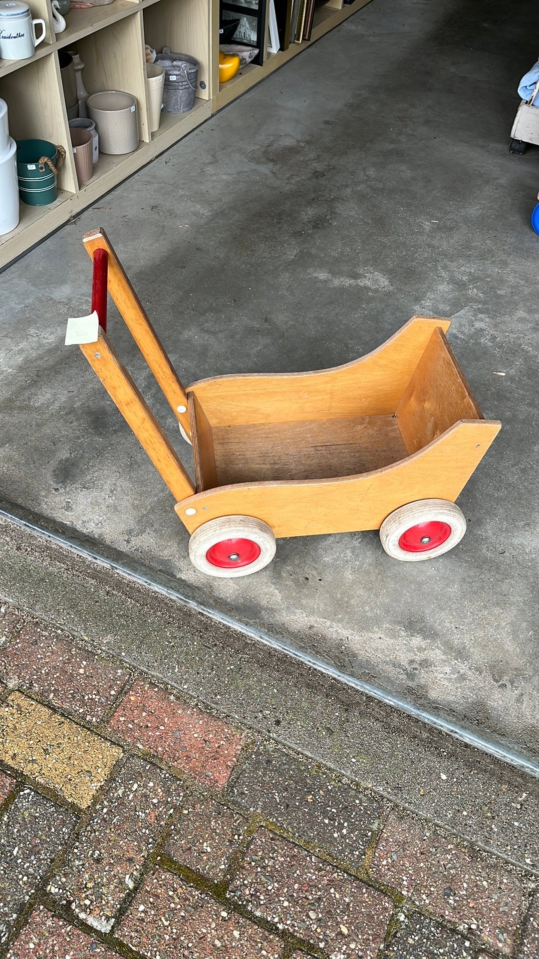 Houten Loopwagen - Poppenwagen blank hout met rode wielen, Ophalen of Verzenden, Gebruikt, Duw- of Trekspeelgoed
