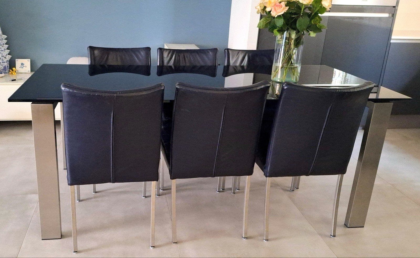 Zwarte glazen eettafel met 6 donkerblauwe leren stoelen, Huis en Inrichting, Ophalen, Gebruikt, 50 tot 100 cm, Vijf personen of meer