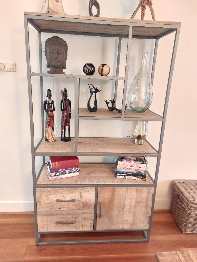 Mooie industriele boekenkast/opbergkast van hout en metaal, Met lade(s), 50 tot 100 cm, Zo goed als nieuw, 25 tot 50 cm