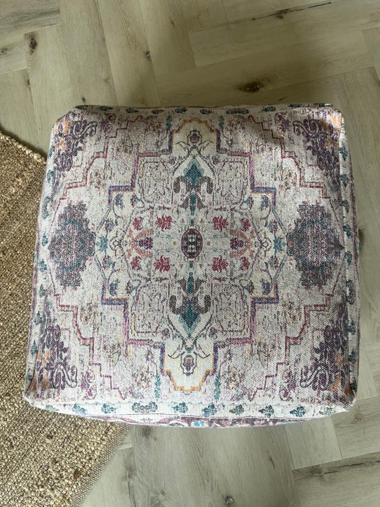 POEF vierkant beige/roze MEREL IN WONDERLAND, Huis en Inrichting, Ophalen of Verzenden, Nieuw, Roze, Vierkant