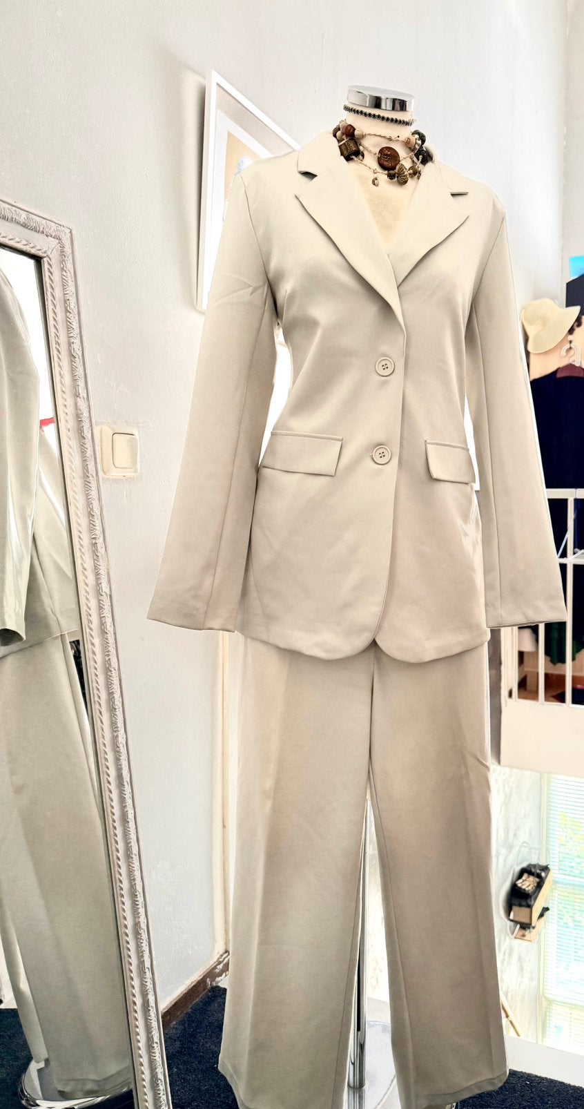 Creme  broekpak zgan M/L, Kostuum of Pak, Beige, Maat 42/44 (L), Ophalen of Verzenden